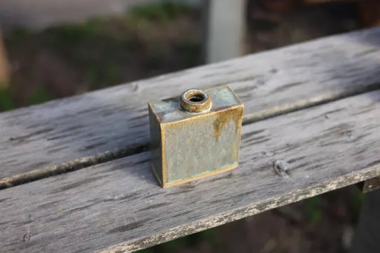 Petit vase rectangulaire en grès – wabi‑sabi