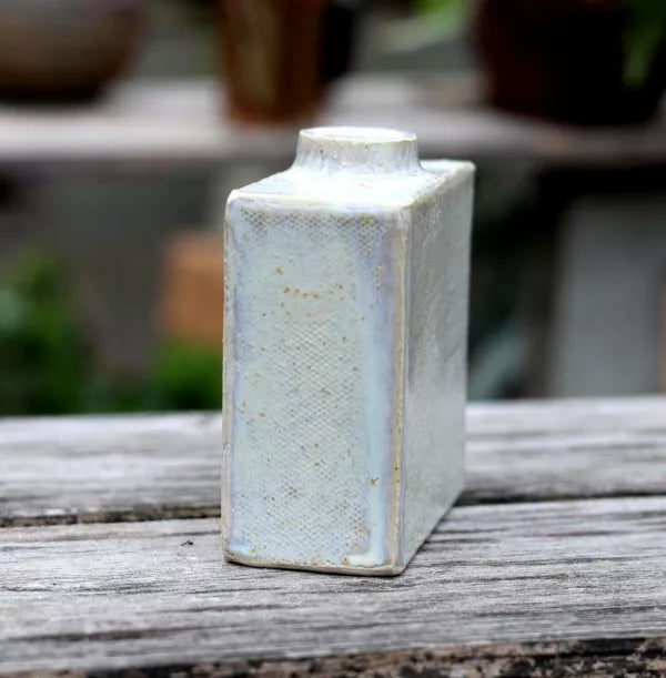 Vase rectangulaire en grès – émail nuage blanc‑bleu (11 × 9 × 4 cm)