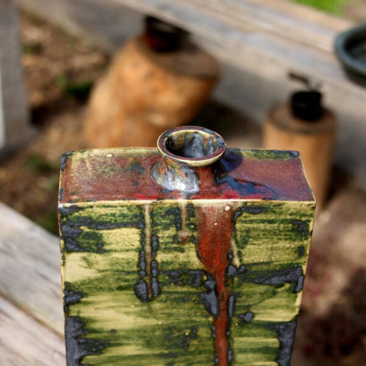 Grand vase rectangulaire – noir, vert & rouge de cuivre (35,5 × 22,5 × 9 cm)