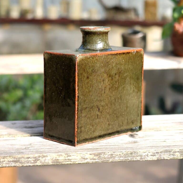 Vase rectangulaire en grès rouge – émail vert (ref 7)