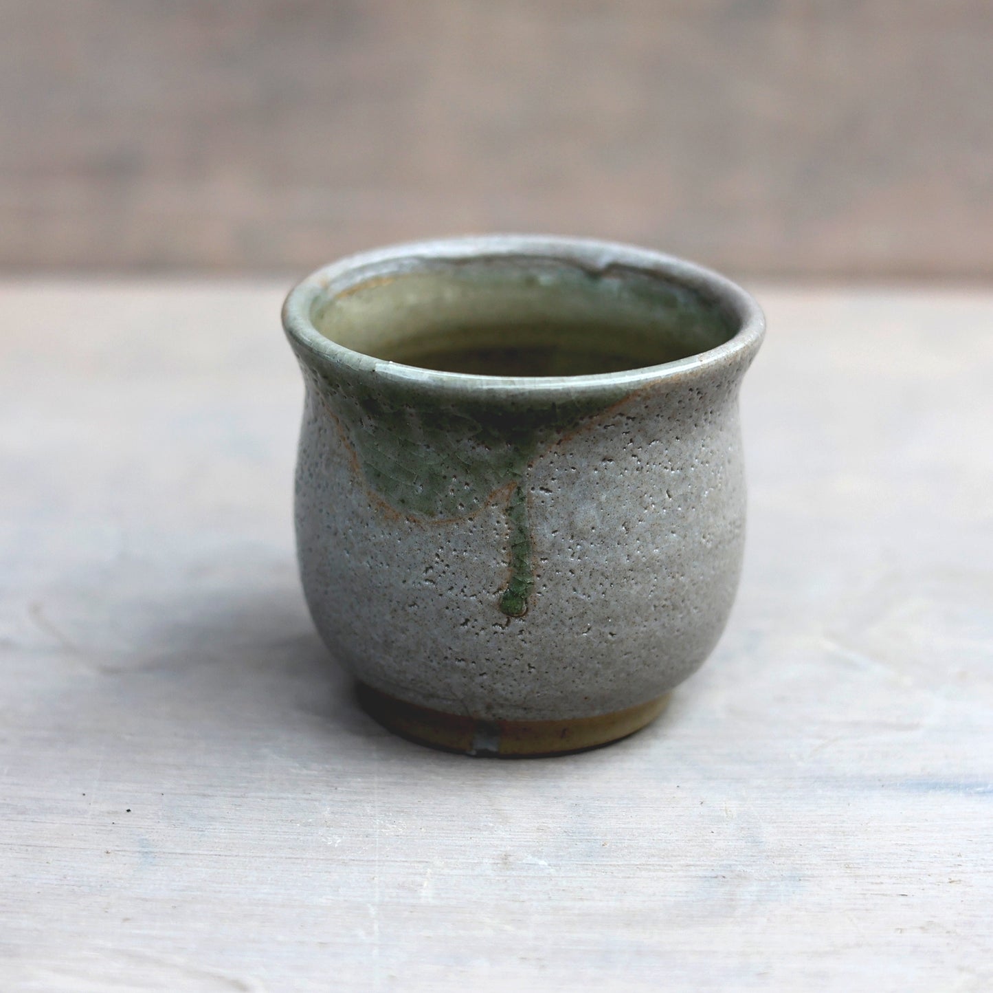 Petit pot en grès Shino – Collection Esprit Mingei