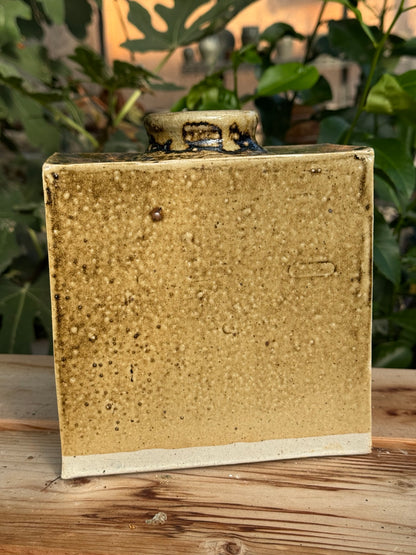 Grand vase rectangulaire – émail ocre doré et noir – 04
