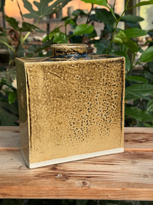 Grand vase rectangulaire – émail ocre doré et noir – 04