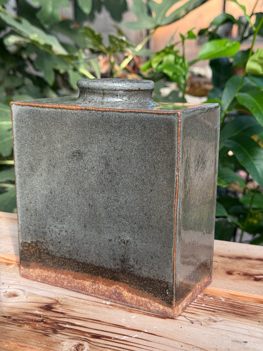 Grand vase rectangulaire – grès rouge, émail gris anthracite – 08