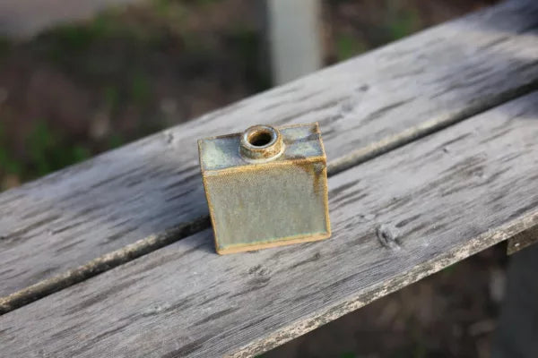 Petit vase rectangulaire en grès – wabi‑sabi