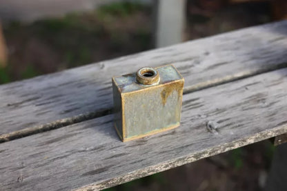 Petit vase rectangulaire en grès – wabi‑sabi