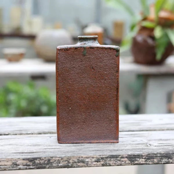 Vase rectangulaire en grès – wabi‑sabi (16,5 × 8,5 × 3,5 cm)