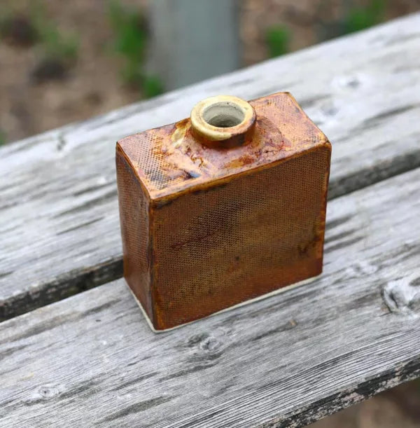 Vase rectangulaire en grès – émail rouge‑orange (11 × 9 × 4 cm)