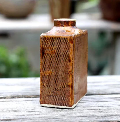 Vase rectangulaire en grès – émail rouge‑orange (11 × 9 × 4 cm)