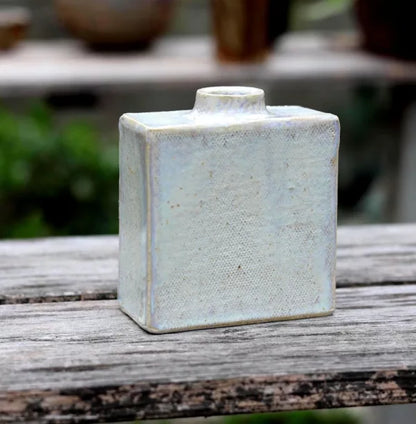 Vase rectangulaire en grès – émail nuage blanc‑bleu (11 × 9 × 4 cm)