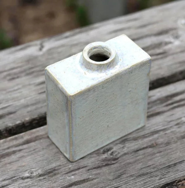 Vase rectangulaire en grès – émail nuage blanc‑bleu (11 × 9 × 4 cm)