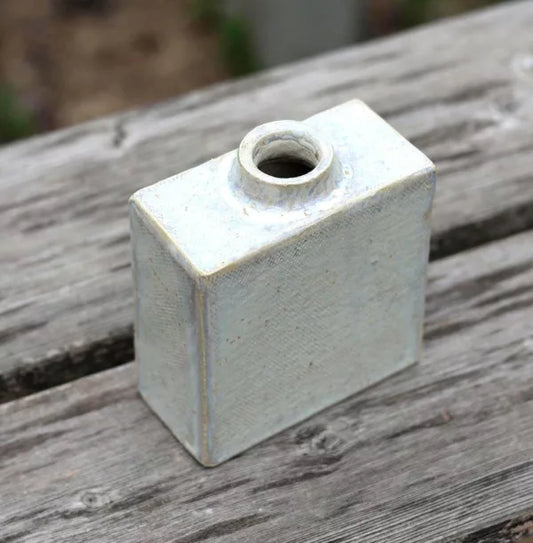 Vase rectangulaire en grès – émail nuage blanc‑bleu (11 × 9 × 4 cm)