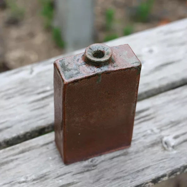 Vase rectangulaire en grès – wabi‑sabi (16,5 × 8,5 × 3,5 cm)