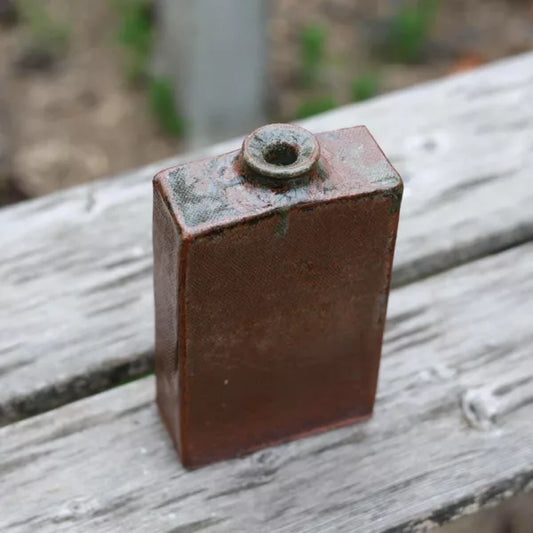 Vase rectangulaire en grès – wabi‑sabi (16,5 × 8,5 × 3,5 cm)