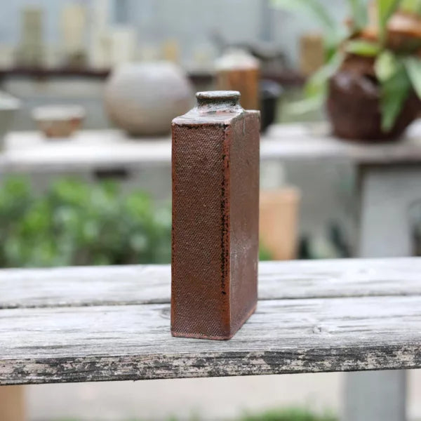 Vase rectangulaire en grès – wabi‑sabi (16,5 × 8,5 × 3,5 cm)