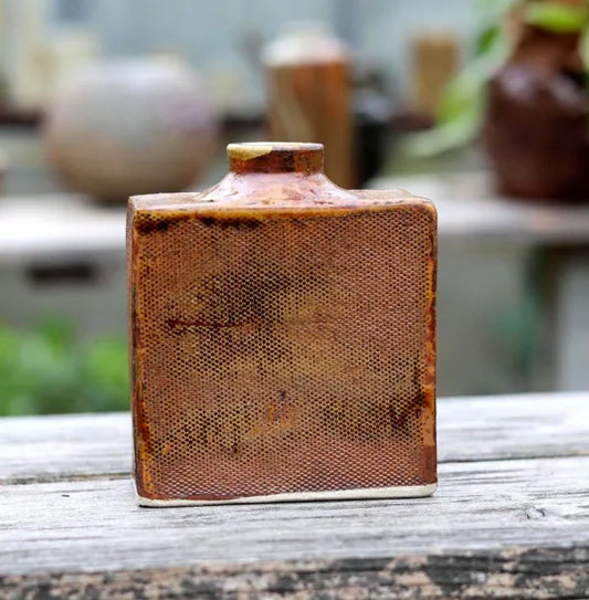 Vase rectangulaire en grès – émail rouge‑orange (11 × 9 × 4 cm)