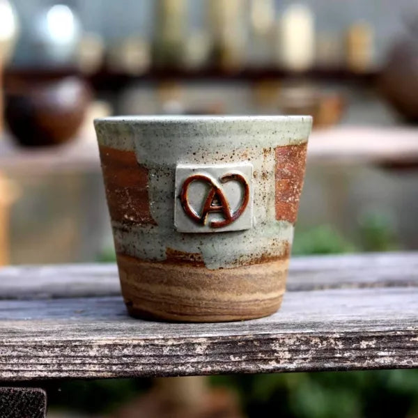 Mug artisanal Terres Alsace – face avec bretzel et A