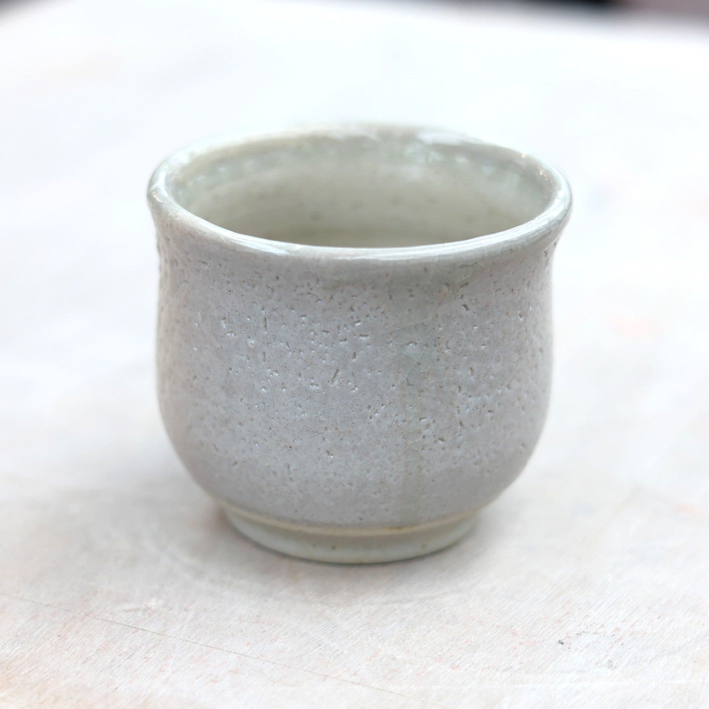 Petit pot en grès Shino – Collection Esprit Mingei