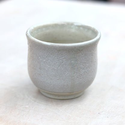 Petit pot en grès Shino – Collection Esprit Mingei