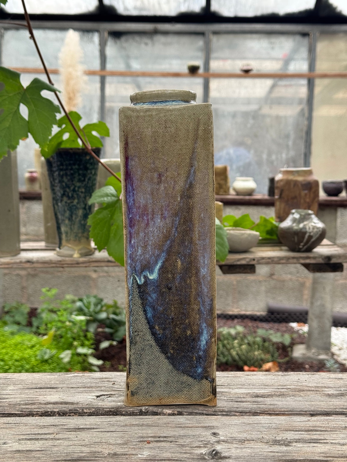 Vase en grès, face aux reflets bleutés