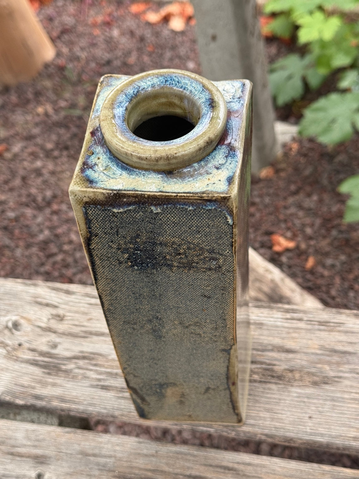Vase rectangulaire, vue plongeante de l'ouverture