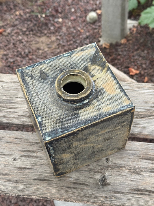 Vase cubique en grès, vue du dessus et ouverture