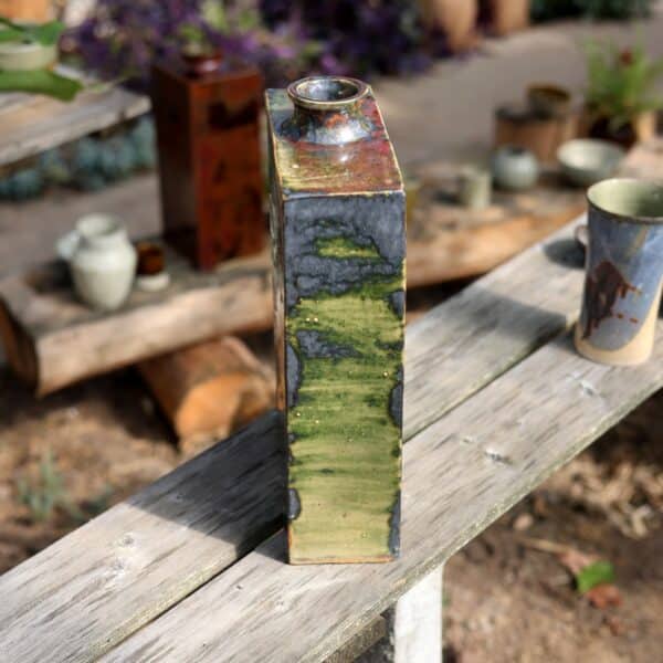 Grand vase rectangulaire – noir, vert & rouge de cuivre (35,5 × 22,5 × 9 cm)