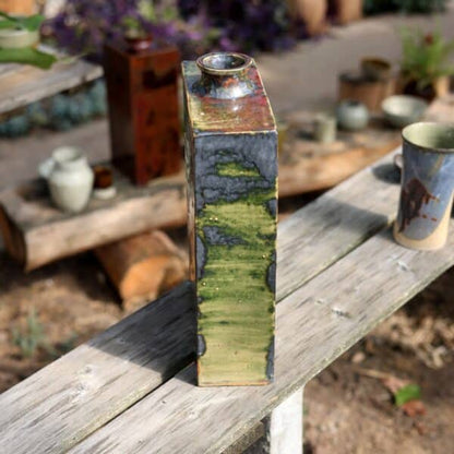 Grand vase rectangulaire – noir, vert & rouge de cuivre (35,5 × 22,5 × 9 cm)