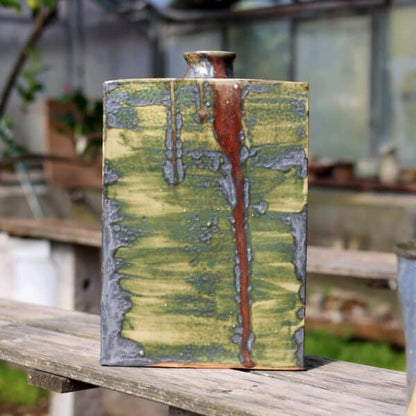 Grand vase rectangulaire – noir, vert & rouge de cuivre (35,5 × 22,5 × 9 cm)