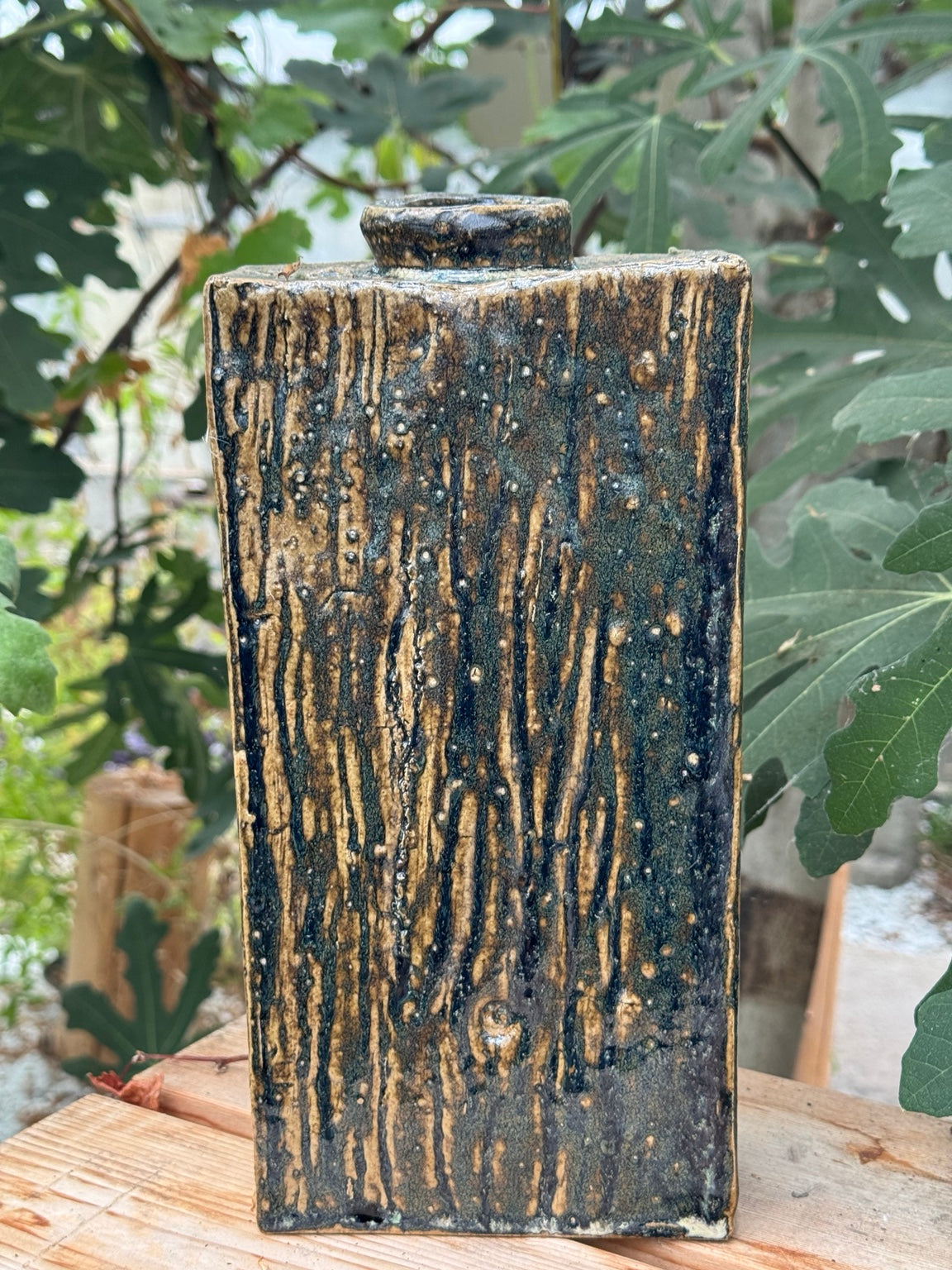 Vase rectangulaire en grès, face avec empreinte d’un tronc d’arbre fendu