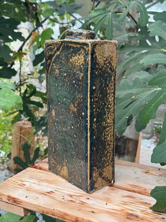 Vase en grès rectangulaire, vue de trois quarts